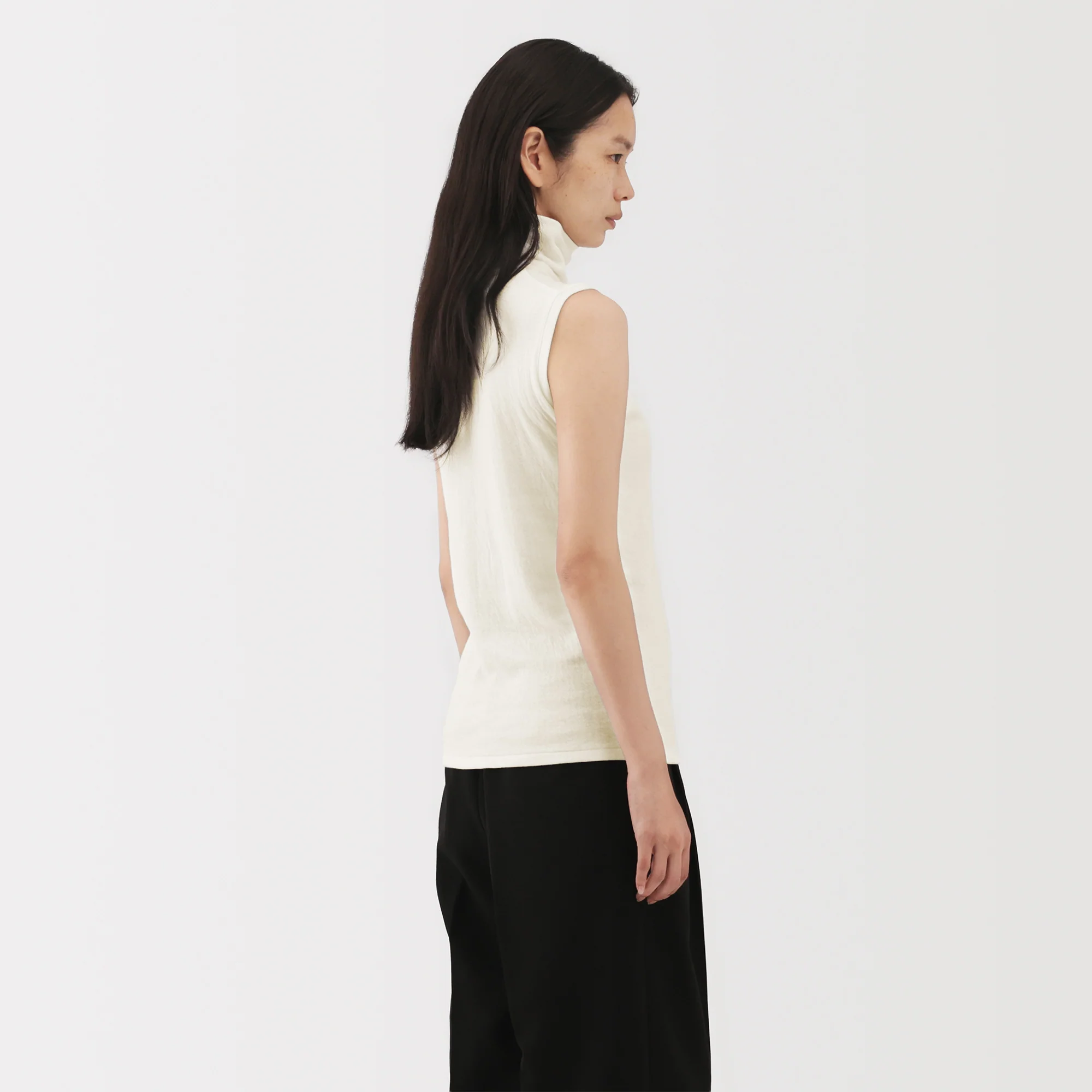 Labo Cotton Cashmere Sleeveless Turtleneck T-Shirt - Image 14