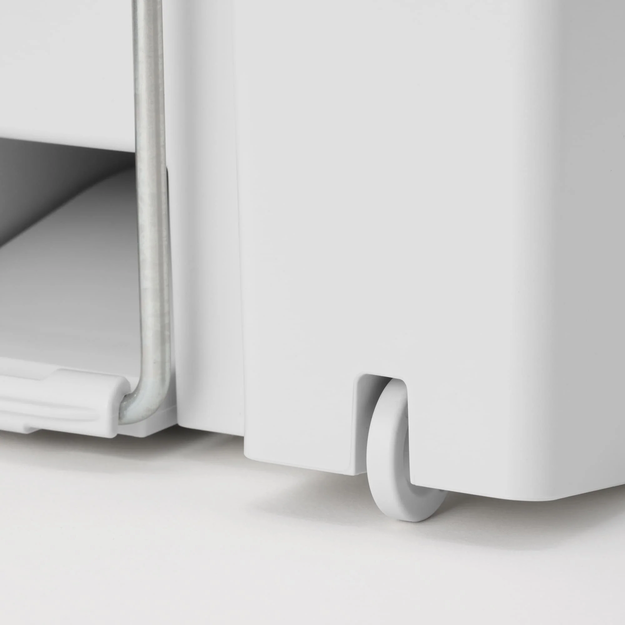Polypropylene Pedal Dust Bin with Double-Hinged Lid - 9.3 gal - Image 6