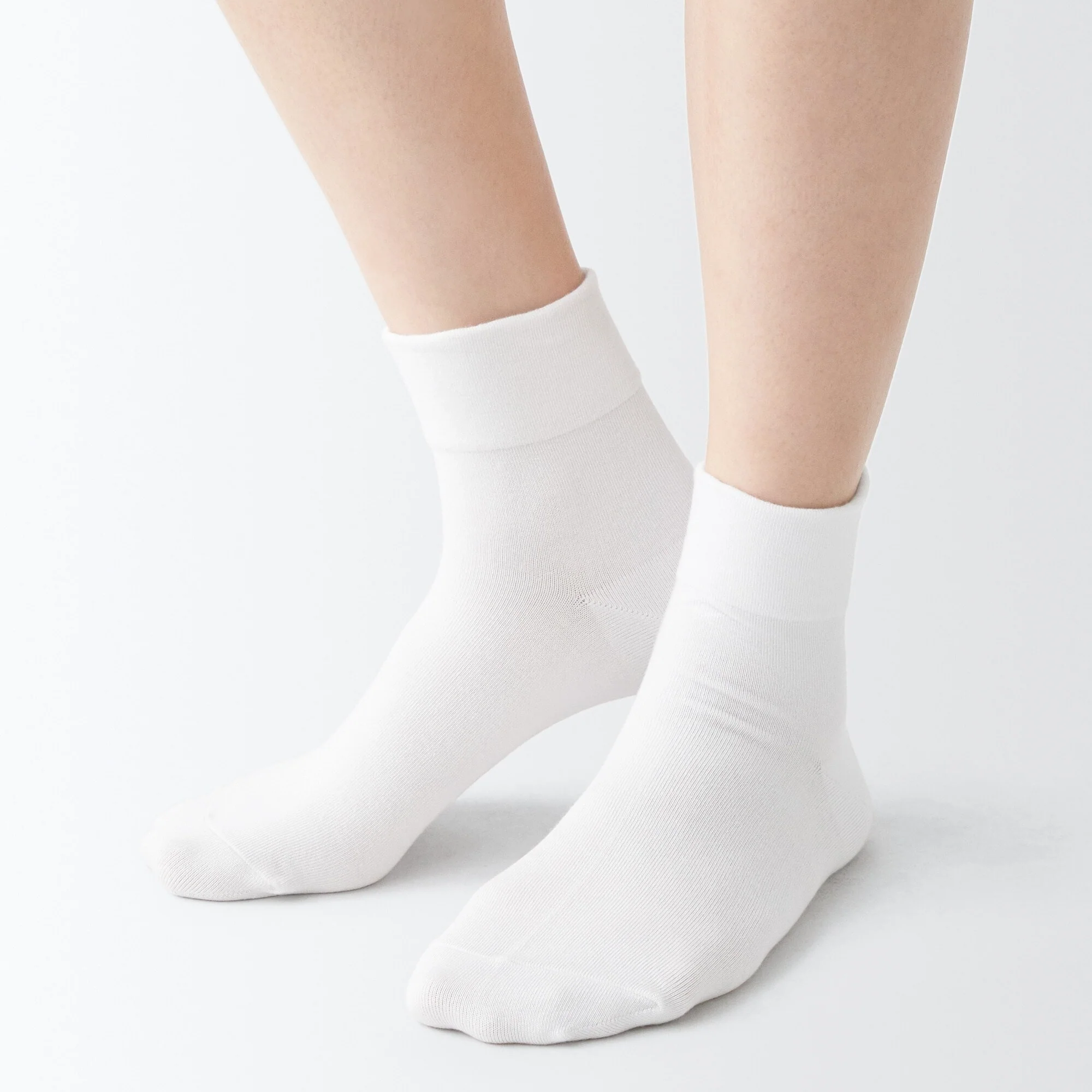 Right Angle Loose Top Short Socks - Image 3