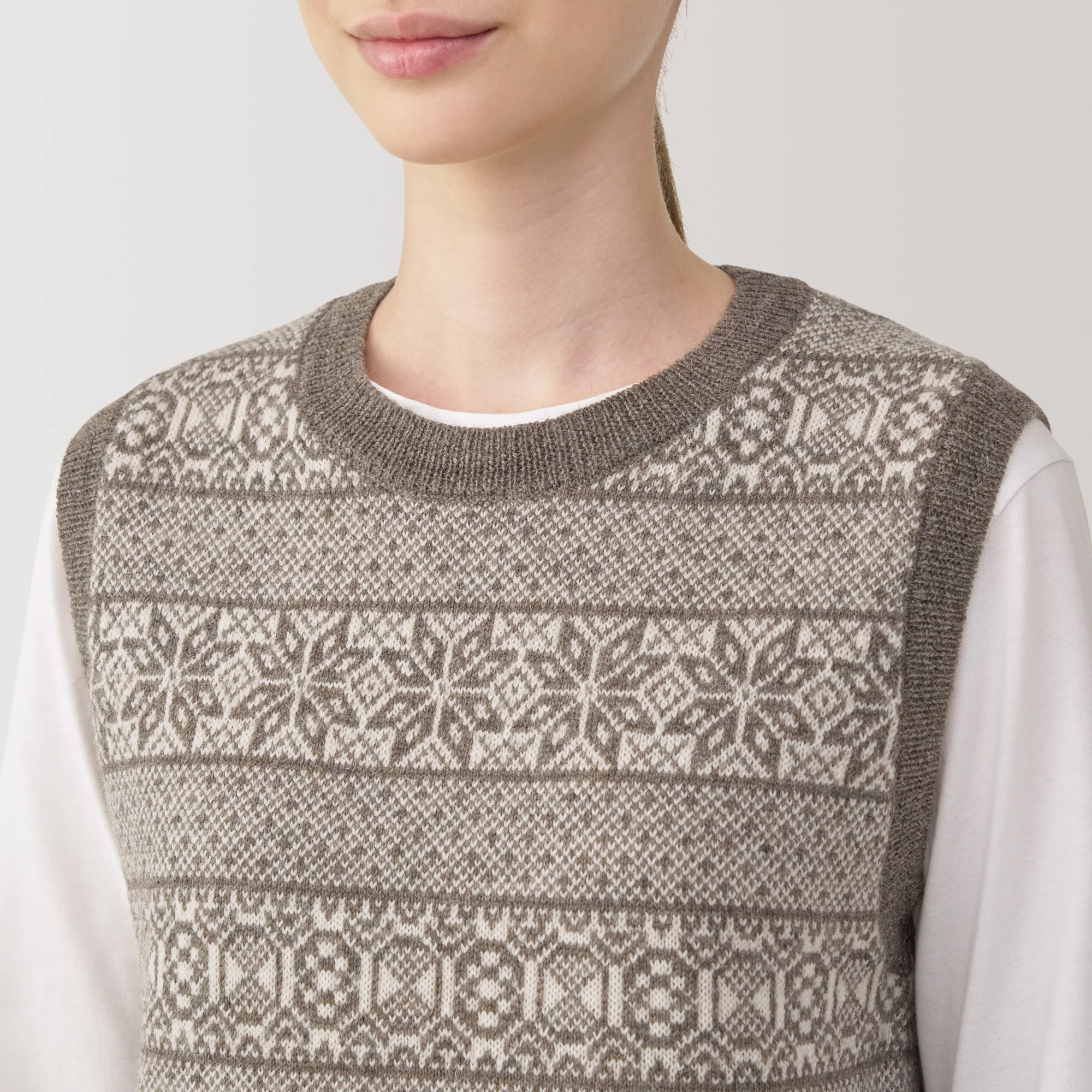 Women's Andes Wool Jacquard Pattern Vest - Image 7