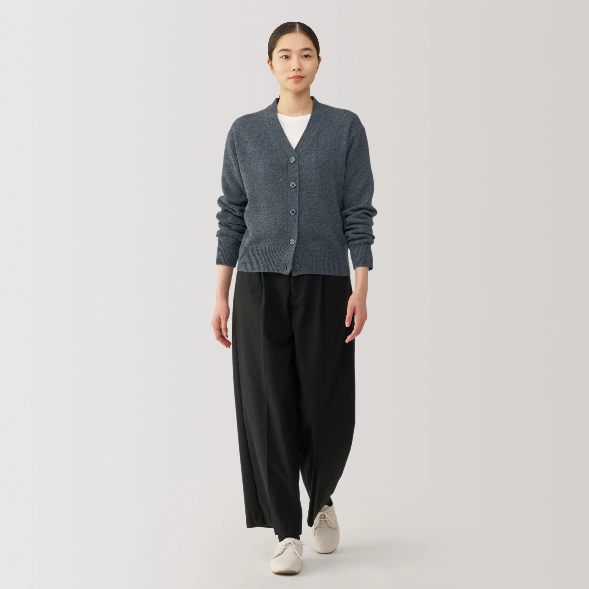 Women's Washable Mid-Gauge V-Neck Cardigan - Image 11